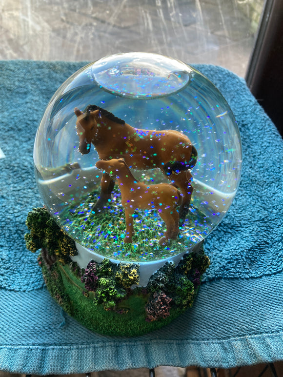 Mother and Baby Horse Water Globe plays Born Free by Twinkle